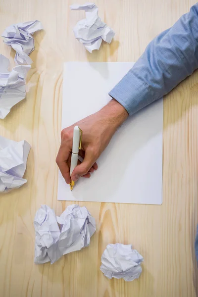 Diseñador gráfico escribiendo sobre papel — Foto de Stock