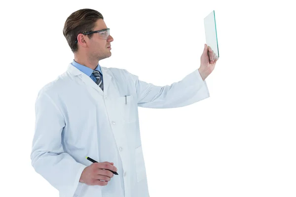 Docteur prétendant utiliser un écran numérique futuriste — Photo