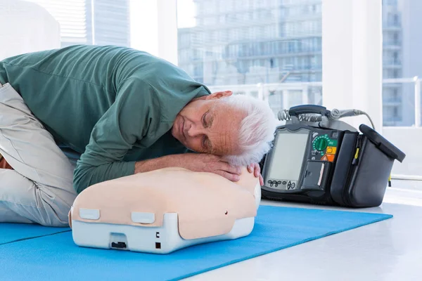 Sanitäter üben Reanimation an Attrappe — Stockfoto