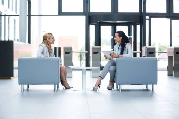 Businesswomen having a conversation — Stock Photo, Image