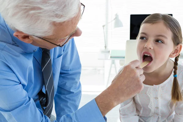 Médecin examinant la gorge du patient — Photo