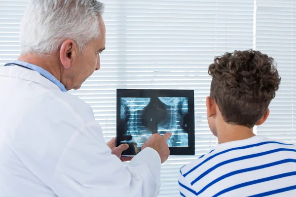 Arzt diskutiert Röntgenbericht mit Patient — Stockfoto