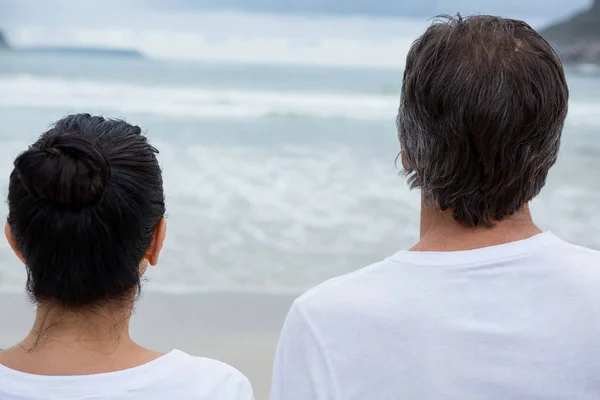 Coppia in piedi sulla spiaggia — Foto Stock