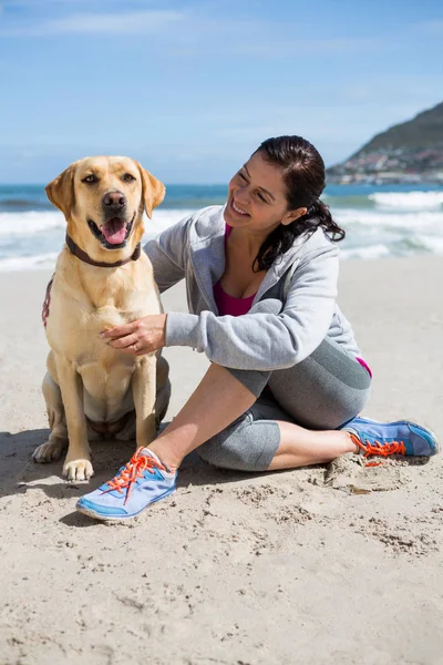 Frau mit Hund — Stockfoto