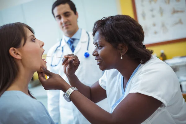 Enfermeira examinando pacientes do sexo feminino boca — Fotografia de Stock