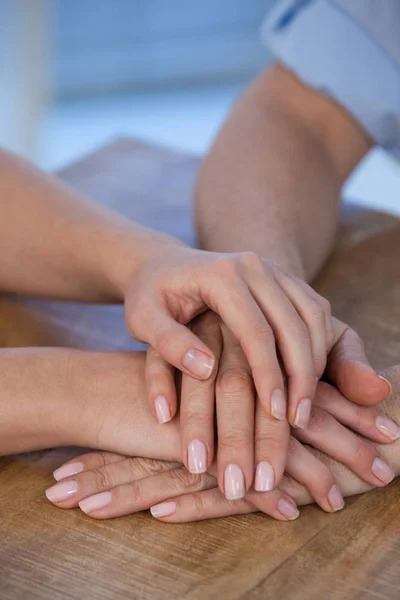 Médico femenino consolando a un paciente — Foto de Stock