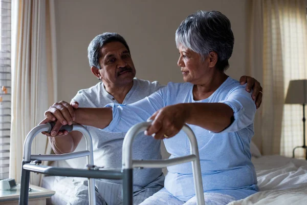 Seniorenpaar interagiert miteinander — Stockfoto
