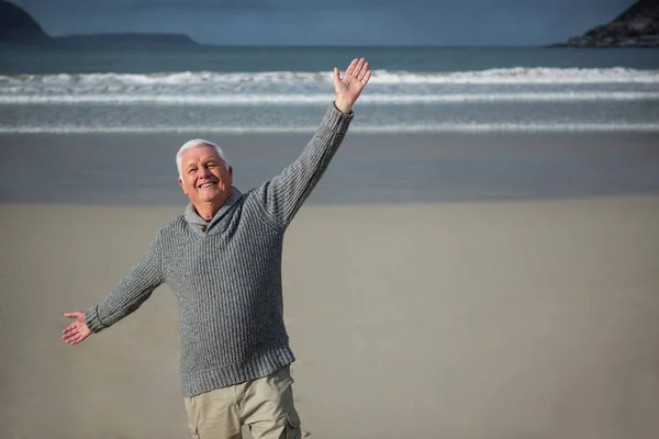 Senior Mann genießt am Strand — Stockfoto