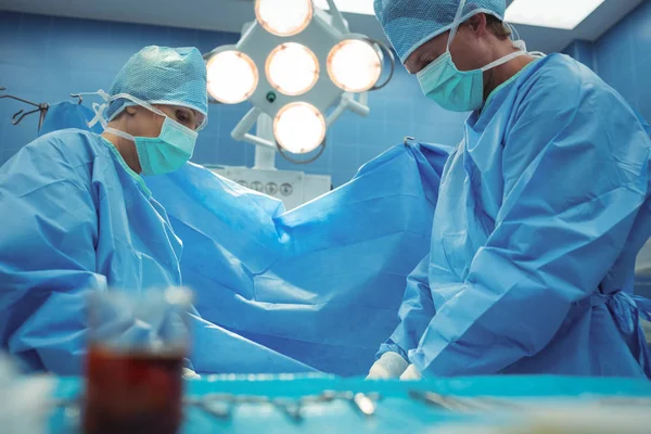 Equipo de cirujanos realizando la operación — Foto de Stock