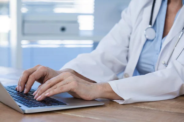 Female doctor working on her laptop — Stock Photo, Image