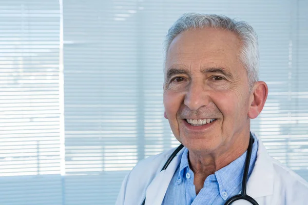 Retrato del médico sonriente —  Fotos de Stock