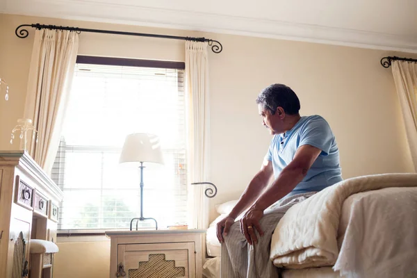 Grijuliu om în vârstă uitându-se prin fereastră — Fotografie, imagine de stoc