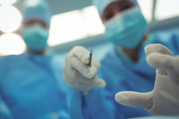 Surgeon with scalpel performing operation — Stock Photo, Image