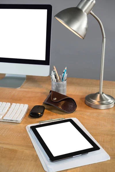 Desktop pc, digital tablet and table lamp — Stock Photo, Image