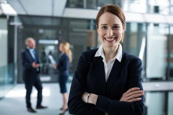 Businesswoman standing with arms crossed — Stock Photo, Image