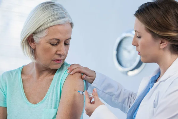 Médico inyectando al paciente —  Fotos de Stock