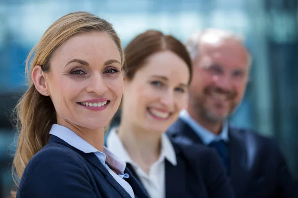 Lächeln selbstbewusste Geschäftsleute — Stockfoto