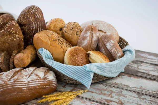 Panes de pan en cesta — Foto de Stock