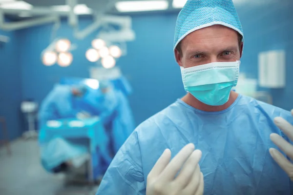 Mannelijke chirurg dragen chirurgisch masker — Stockfoto