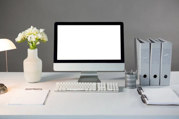 PC desktop com vaso de flores e arquivos — Fotografia de Stock