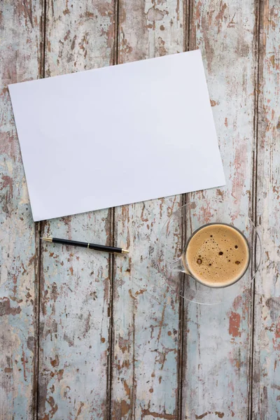 Чашка кофе с ручкой и бумагой — стоковое фото