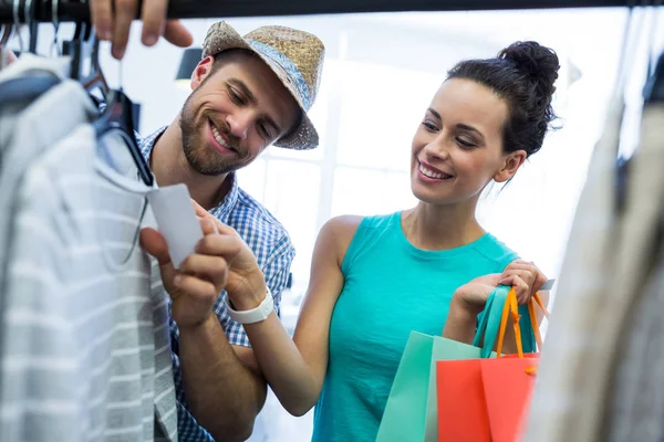 Coppia che fa shopping al negozio di vestiti — Foto Stock