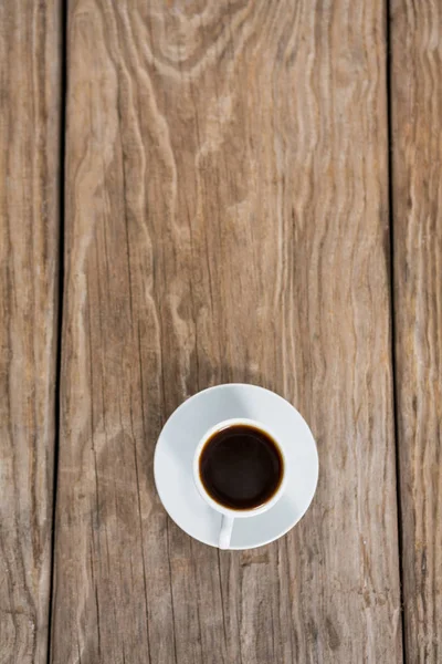 Кава з тарілкою на дерев'яному столі — стокове фото