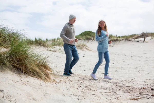 Äldre par njuter på stranden — Stockfoto