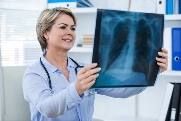 Vrouwelijke arts behandeling van x-ray verslag — Stockfoto