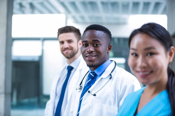 Médico confiante em pé com colegas — Fotografia de Stock