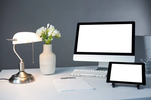 Desktop pc, tablet e lampada da tavolo — Foto Stock