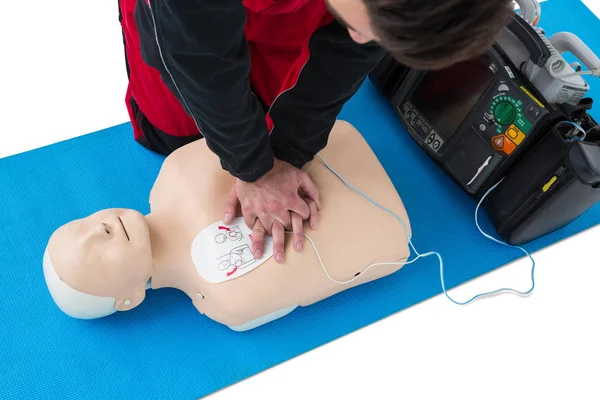 Lékař vykonávající resuscitaci na figuríně — Stock fotografie