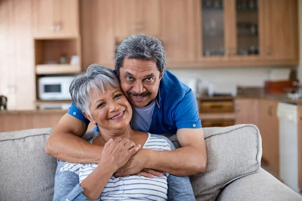 Pareja mayor abrazándose — Foto de Stock