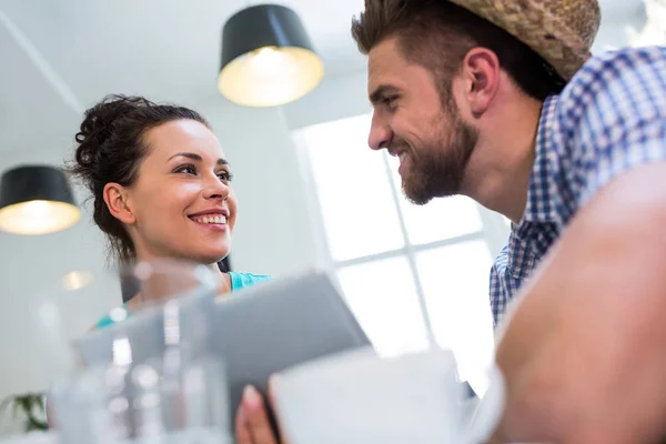 Gelukkige paar met behulp van digitale Tablet PC — Stockfoto