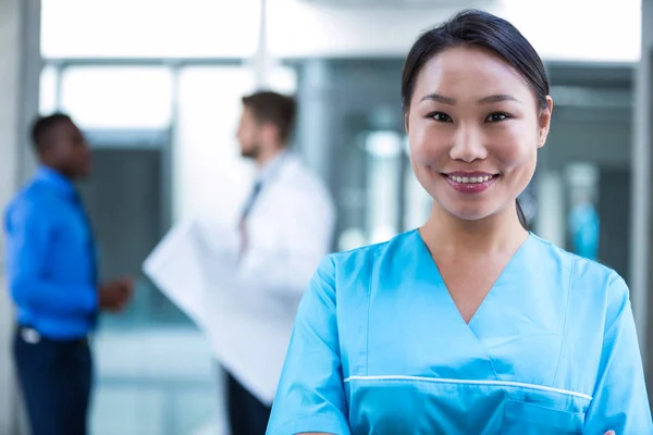 Infermiera sorridente in ospedale — Foto Stock