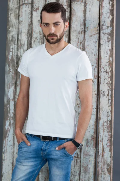 Чоловік у білій футболці та блакитних джинсах — стокове фото