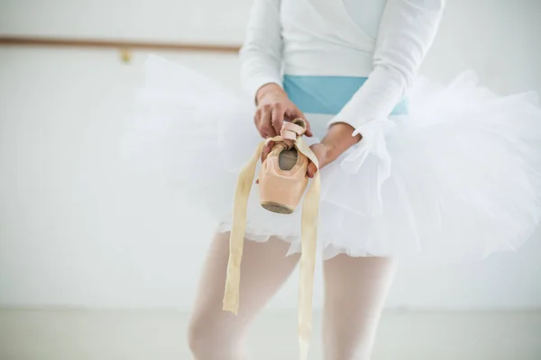 Bolding ballet shoes in the ballet studio — Stock Photo, Image