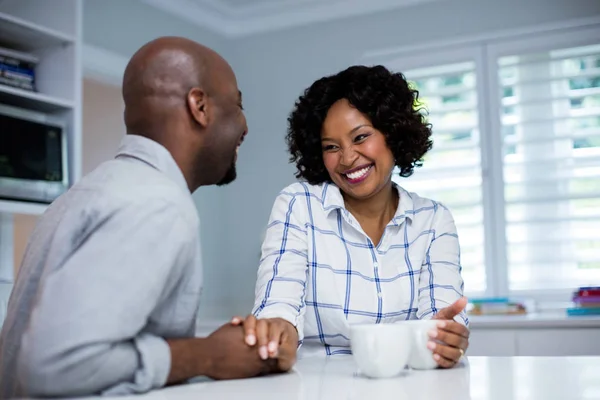 Paar interactie terwijl het hebben van koffie — Stockfoto