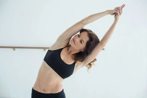 Bailarina realizando ejercicio de estiramiento —  Fotos de Stock