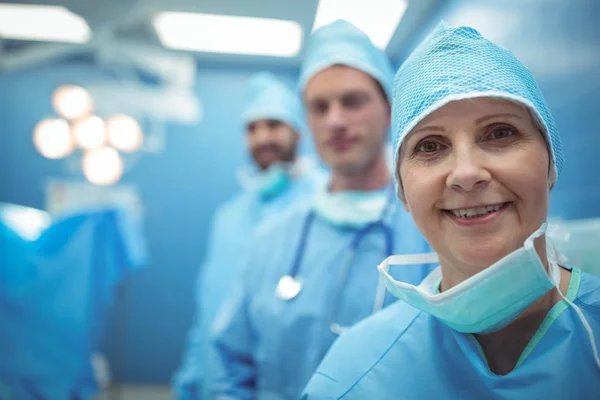 Vrouwelijke chirurg dragen chirurgisch masker — Stockfoto