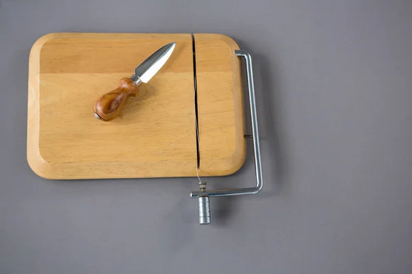 Tabla de cortar queso con cuchillo de queso —  Fotos de Stock