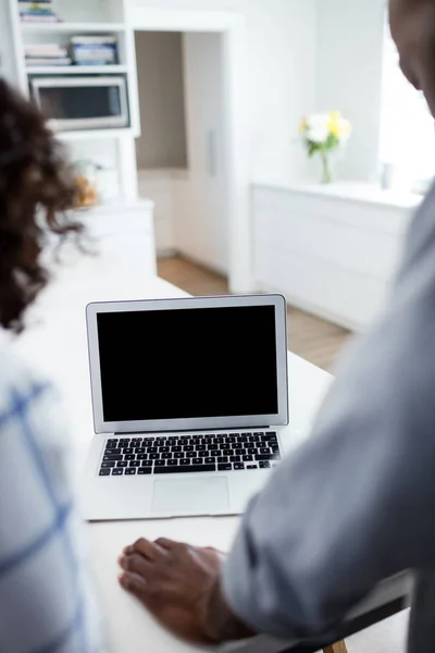 Koppel met behulp van laptop thuis — Stockfoto