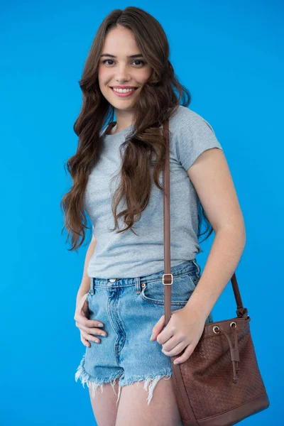 Woman in grey t-shirt with shoulder bag — Stock Photo, Image