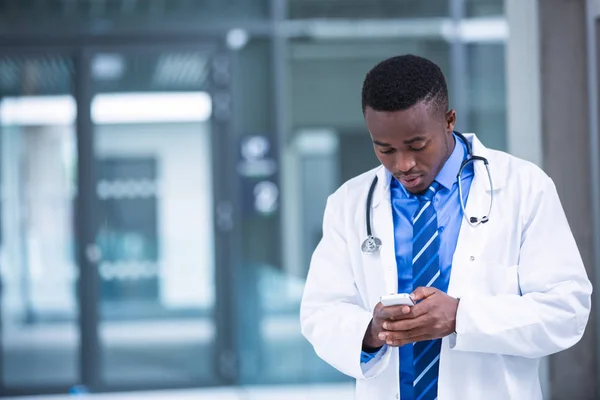 Lékař pomocí mobilního telefonu — Stock fotografie