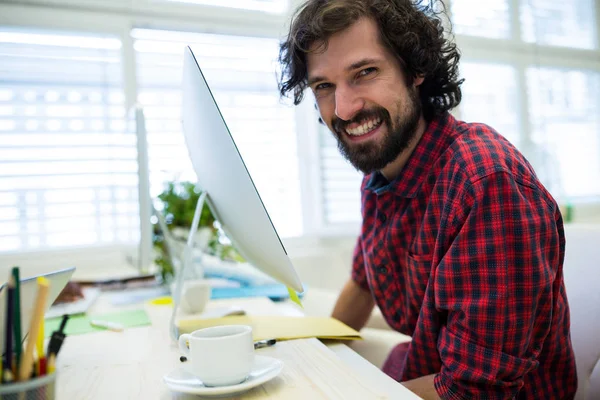 Zakenman achter zijn Bureau — Stockfoto