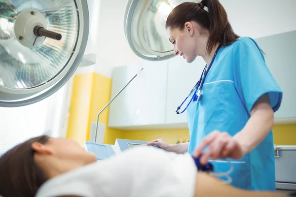 Verpleegkundige een elektrocardiogram test uitvoeren op patiënt — Stockfoto