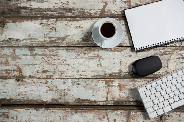 Xícara de café, bloco de notas com mouse e teclado — Fotografia de Stock