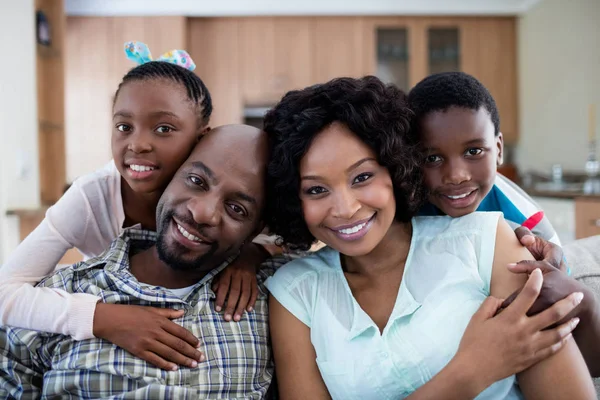 Porträt von Kindern, die ihre Eltern umarmen — Stockfoto