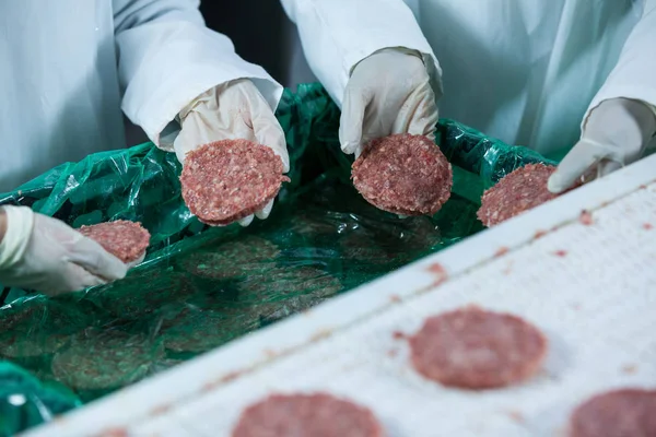 Macellai lavorazione hamburger patty — Foto Stock