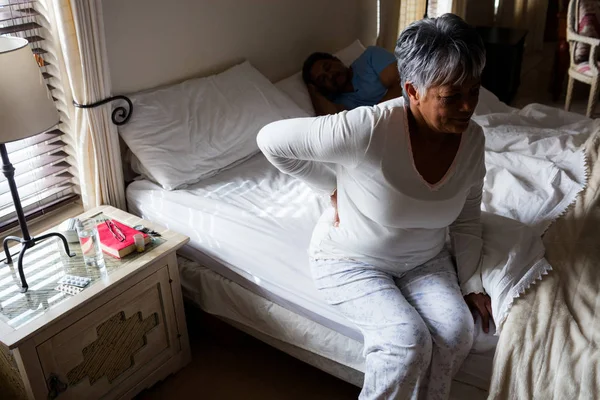 Mujer mayor sufriendo de dolor de espalda — Foto de Stock